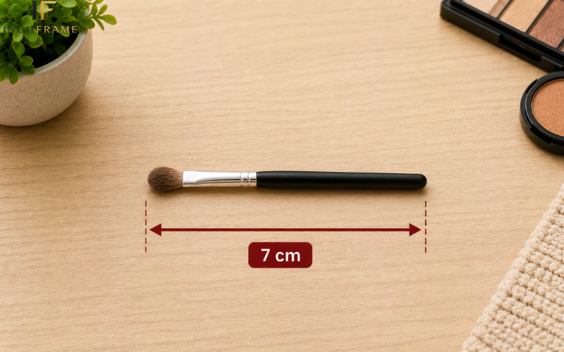 Small makeup brush measuring 7 cm